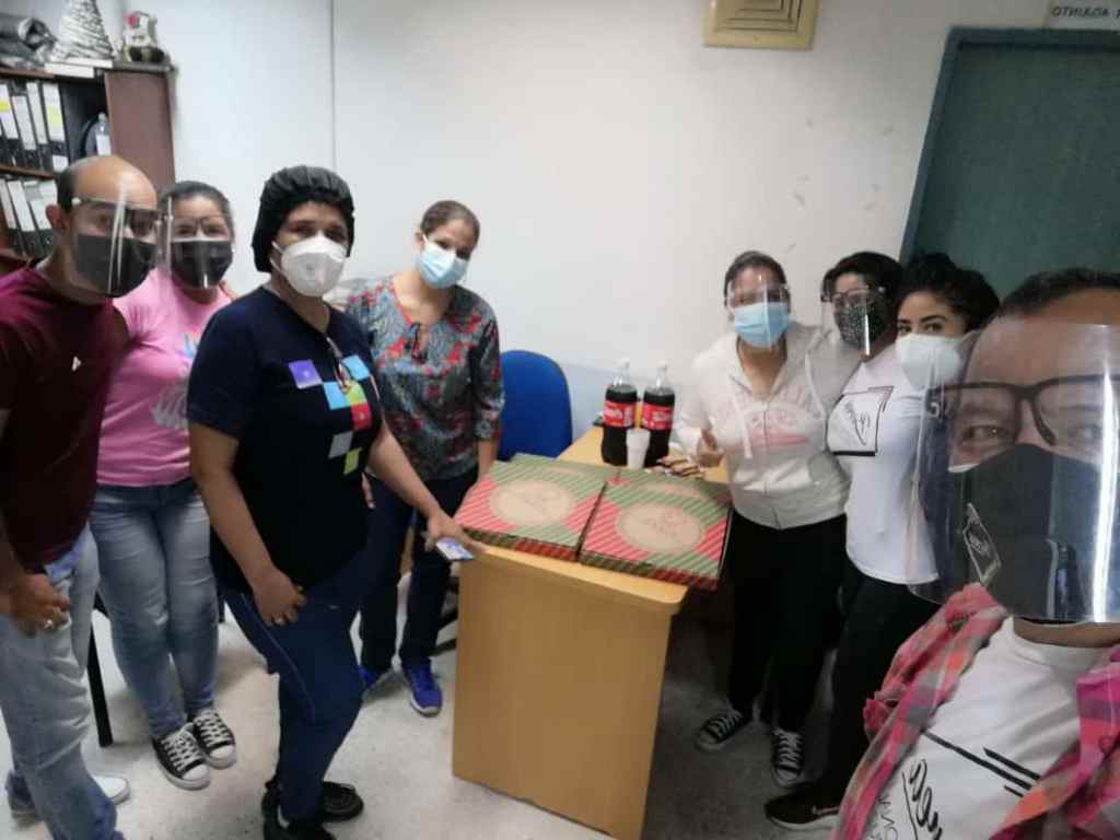 Miembros de la iglesia Berea llevan cena para el personal de salud del hospital Las&nbsp;Garzas