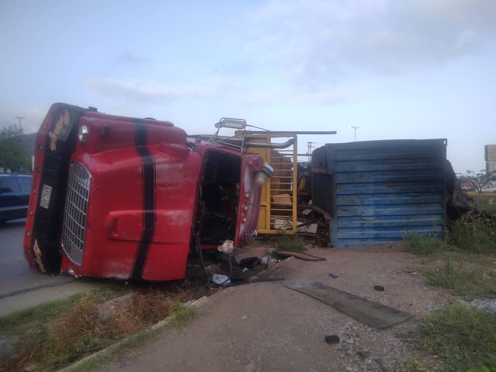 Se volcó camión con chatarra en&nbsp;Molorca