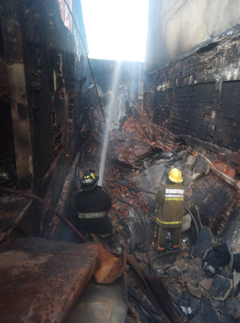 Consumidos por las llamas dos locales en incendio ocurrido en&nbsp;PLC