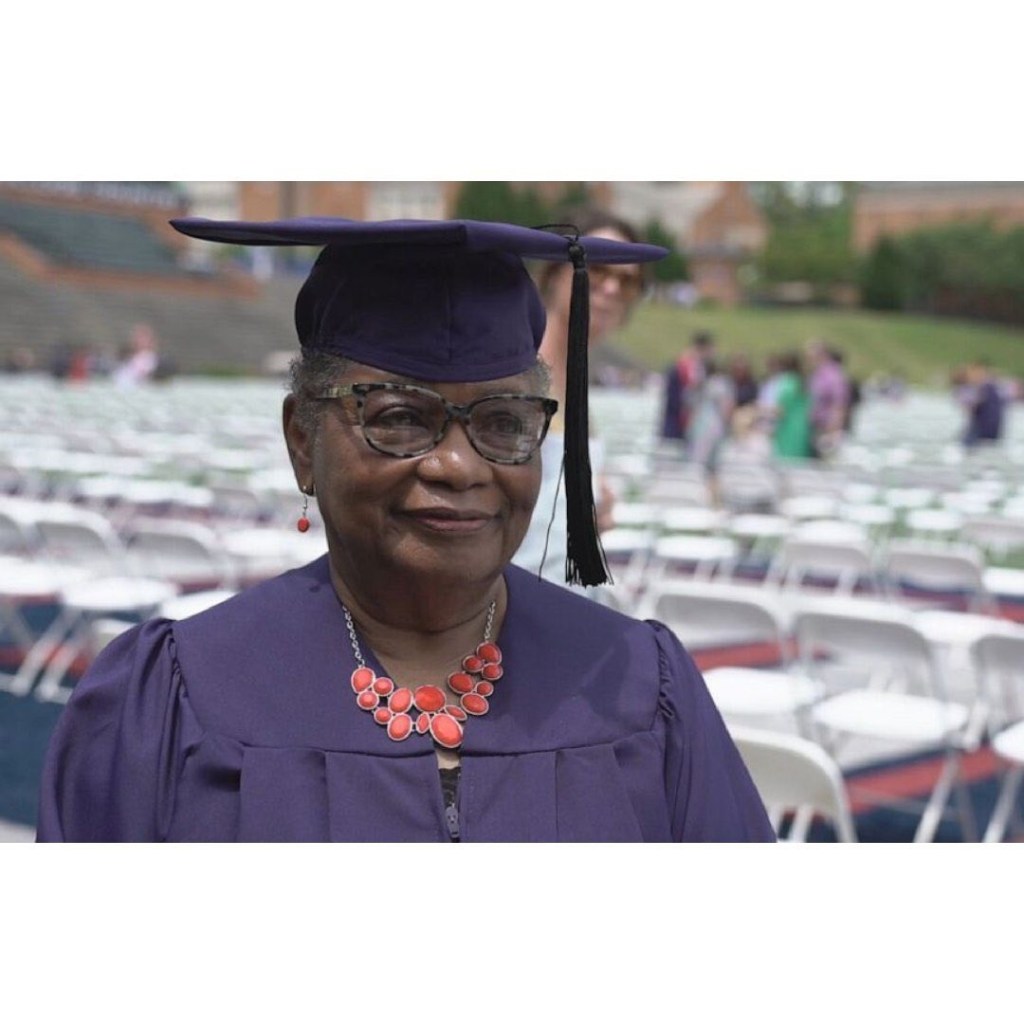 Mujer se graduó a los 78 años y busca la&nbsp;maestría