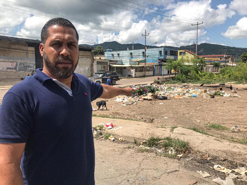 Luis Barrios denuncia que Puerto La Cruz está sumergido en basura y&nbsp;zamuros