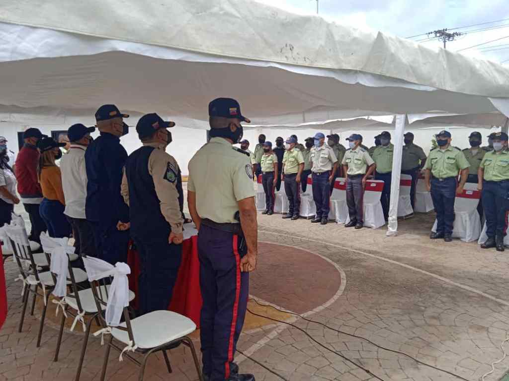UNES entregó títulos de TSU a policías de zona centro sur de&nbsp;Anzoátegui.