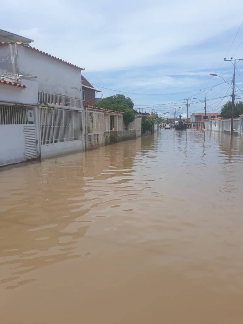 Funcionarios inspeccionan drenajes en Av. Centurión de&nbsp;Barcelona