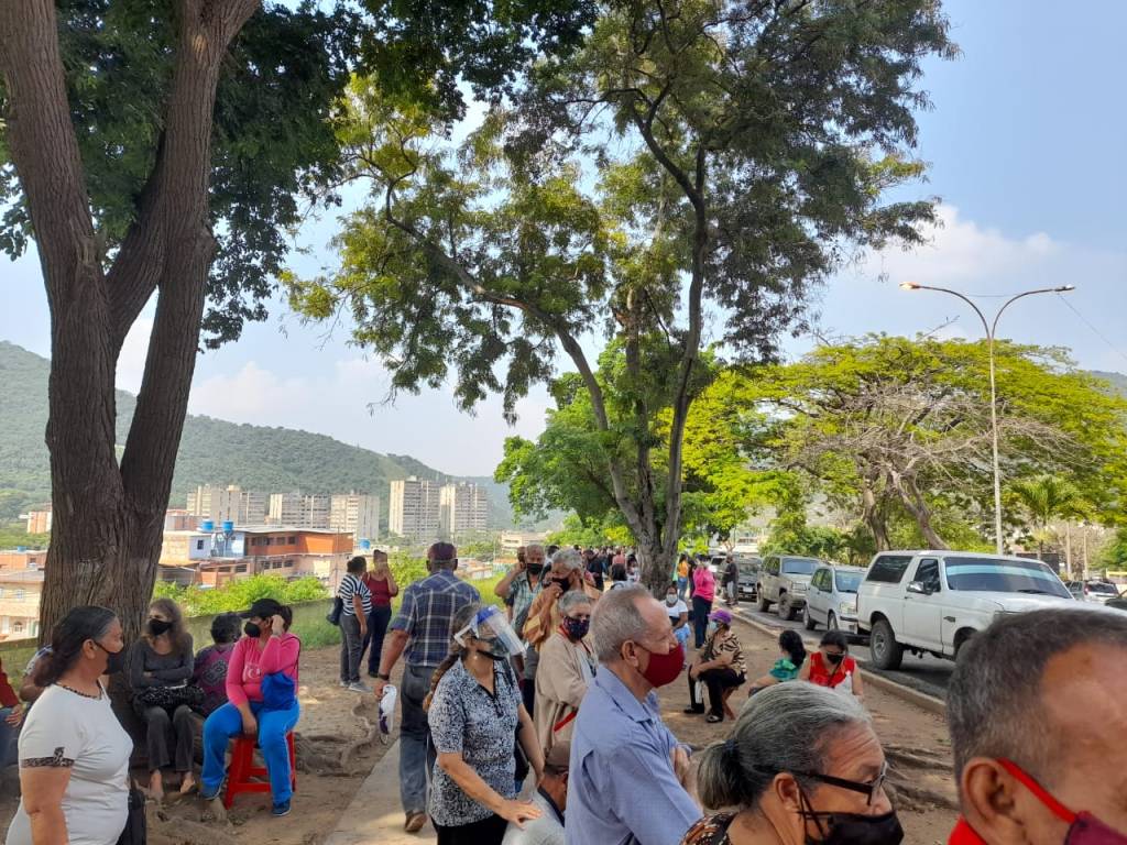 Abuelos pasan horas en cola para la Segunda Dosis de Sputnik V en el&nbsp;Razetti