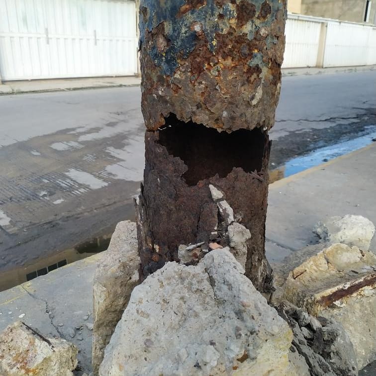 A punto de caer poste en Carrera 5 de&nbsp;Lecheria