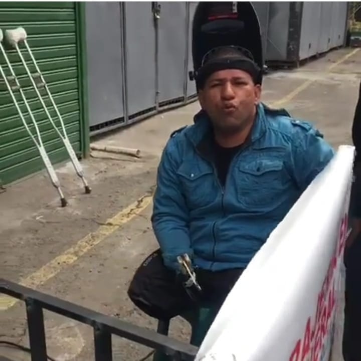 Venezolano perdió las dos manos y una pierna, y así sale a trabajar como soldador en&nbsp;Ecuador