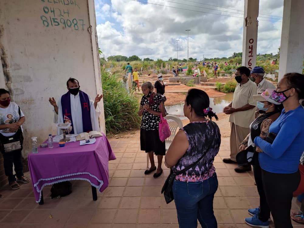 Pocas ventas de flores, maleza y muchos visitantes en cementerios en el&nbsp;sur