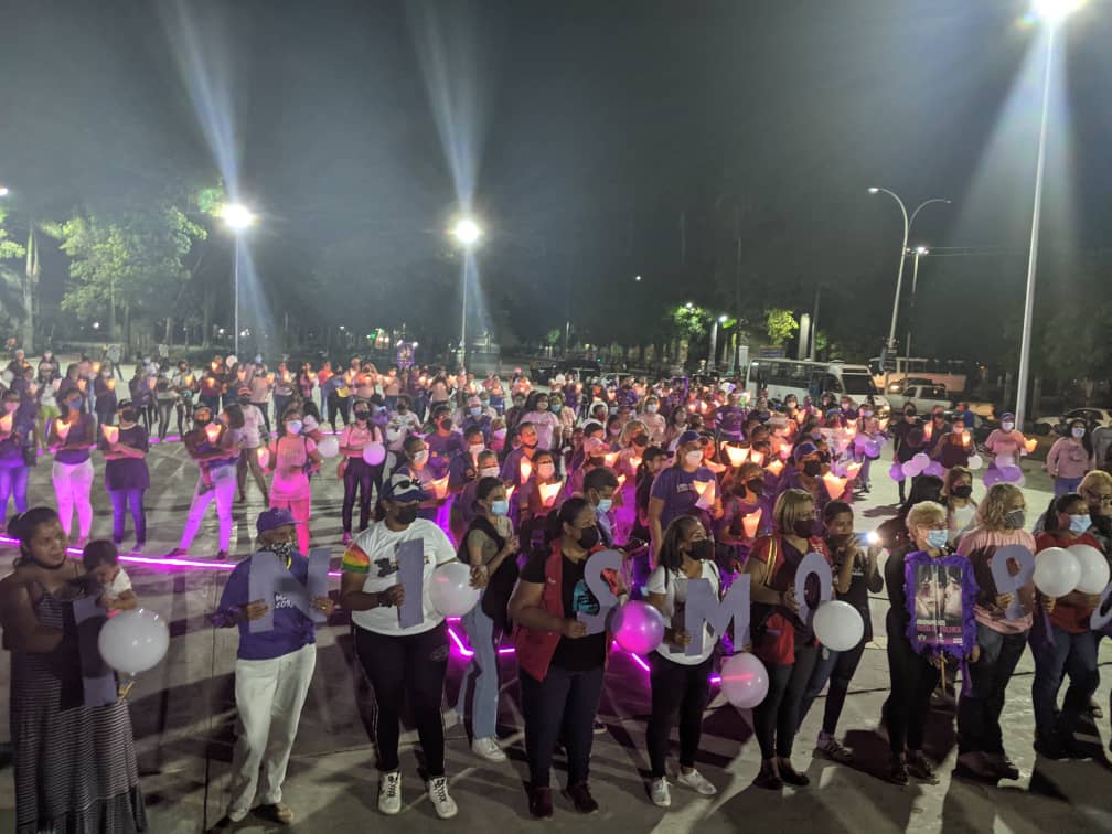 De violeta iluminaron Plaza Bicentenario de Barcelona para fomentar la erradicación de la violencia contra la&nbsp;mujer