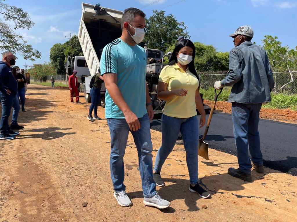 Supervisan trabajos de asfaltado en Zona Rural del municipio&nbsp;Bolívar