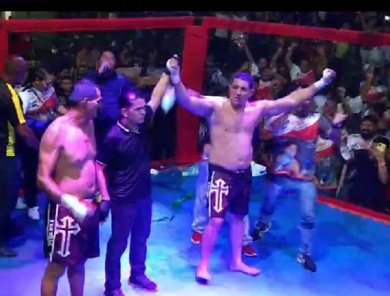 Dos políticos se suben a un ring de boxeo para resolver una&nbsp;disputa