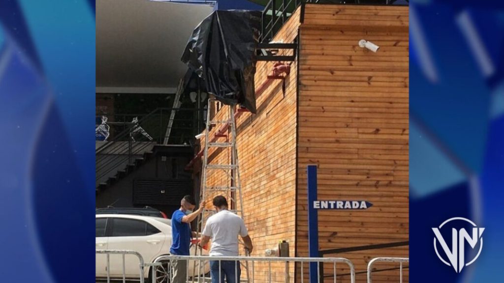 Tapan logo de «Starbucks» en local de Las&nbsp;Mercedes