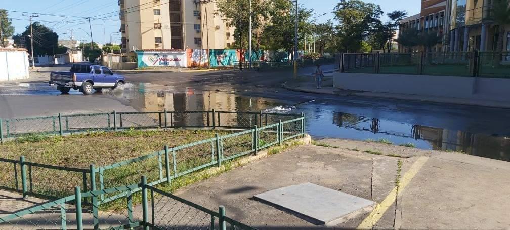 Piden arreglar bote de aguas negras en la avenida Country Club de&nbsp;Barcelona