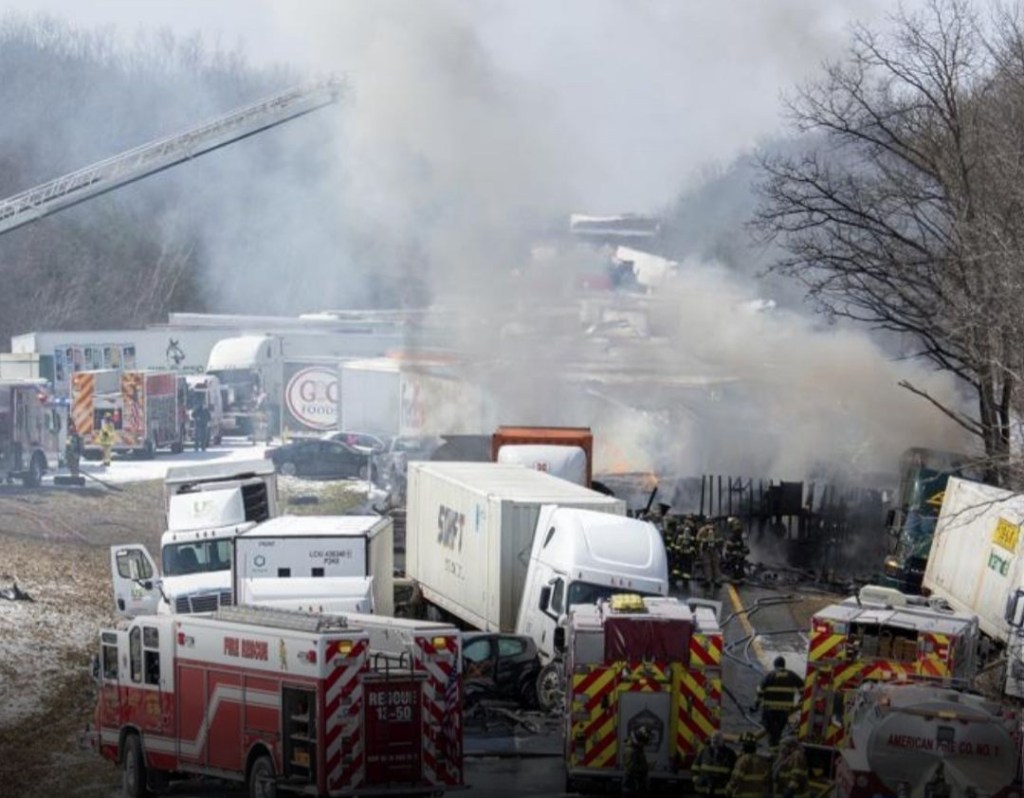 Tres muertos y 20 hospitalizados tras aparatoso accidente en una autopista de&nbsp;Pensilvania
