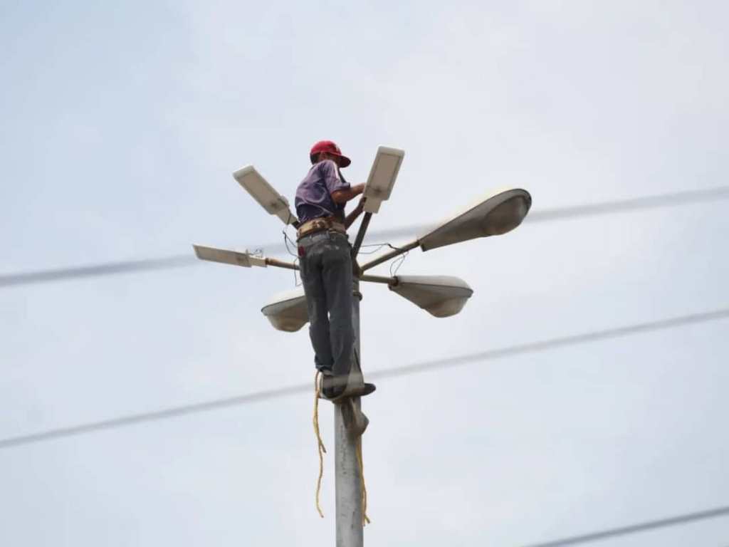 Instalan luminarias en plazas de&nbsp;Barcelona