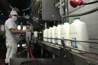 Cavilac alerta posible paralización del suministro de leche a algunas plantas por las&nbsp;lluvias