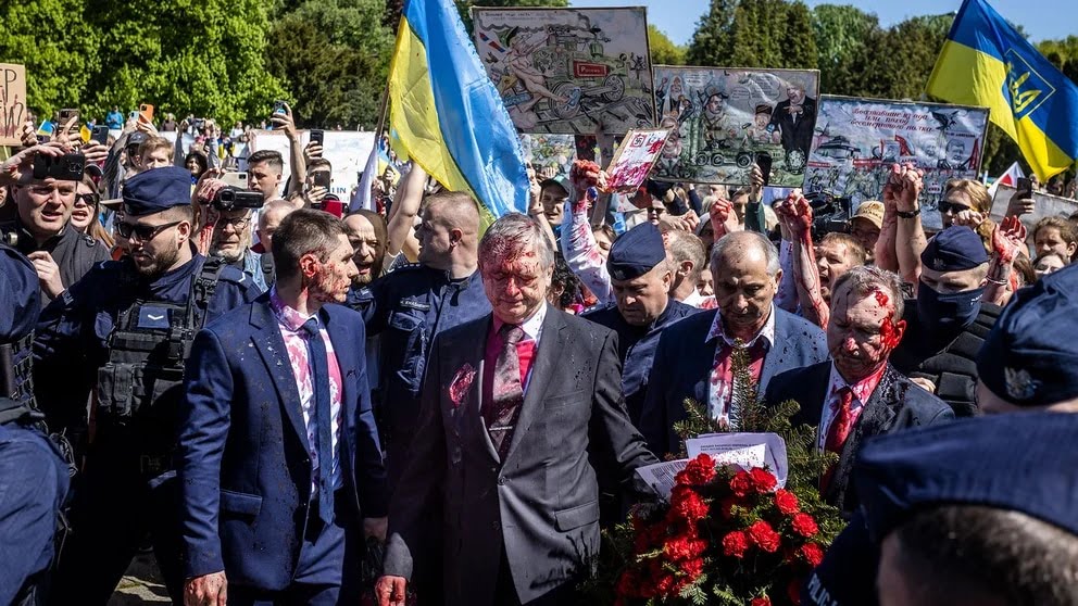 El embajador ruso en Polonia fue atacado con pintura roja en la celebración del Día de la&nbsp;Victoria