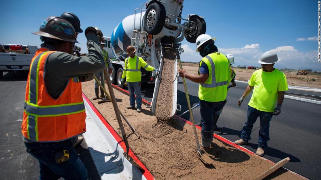 EEEU extiende por año y medio los permisos de trabajo a&nbsp;inmigrantes