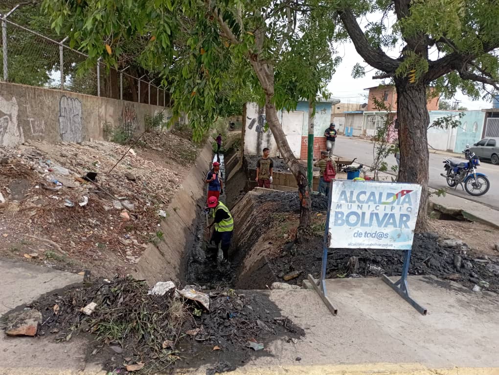 Continúa limpieza de canales en&nbsp;Barcelona