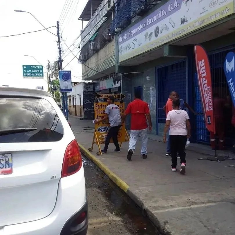 Retiran letreros que incumplen normas en&nbsp;Barcelona