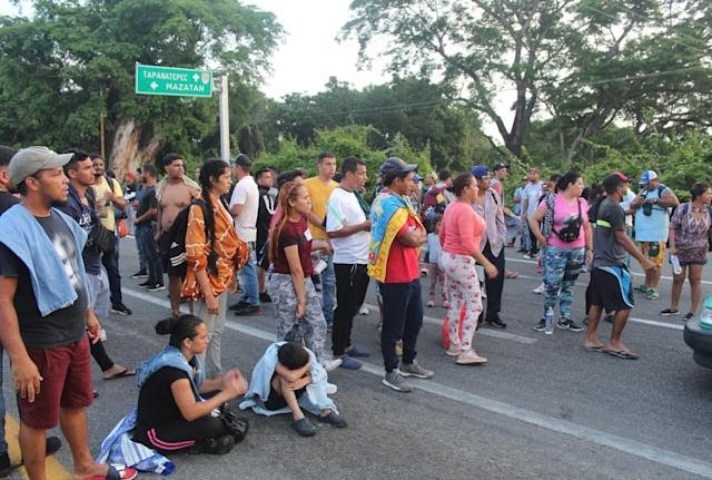 Caravana de migrantes bloquea carretera en México para exigir&nbsp;visas