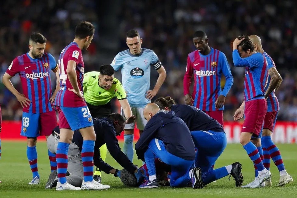 Futbolista del Barcelona se desplomó en pleno&nbsp;partido