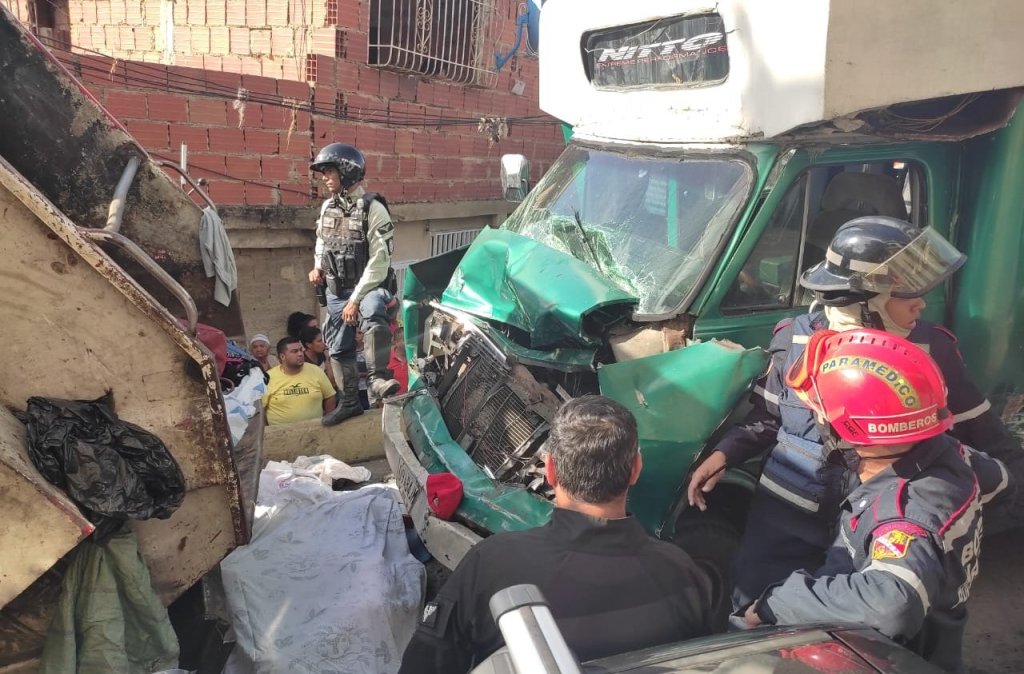 5 personas fallecieron tras choque entre bus y camión del&nbsp;aseo