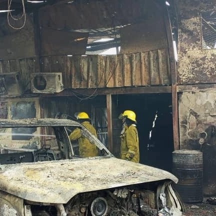 Cuatro vehículos consumidos por las llamas al incendiarse&nbsp;galpón