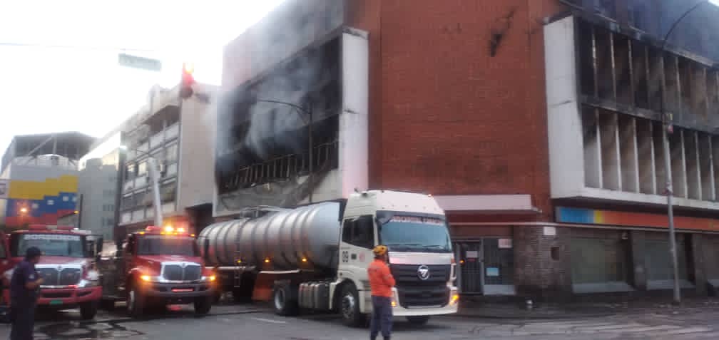 Incendio de gran magnitud consumió el “Mercado de los Corotos” de Quinta&nbsp;Crespo