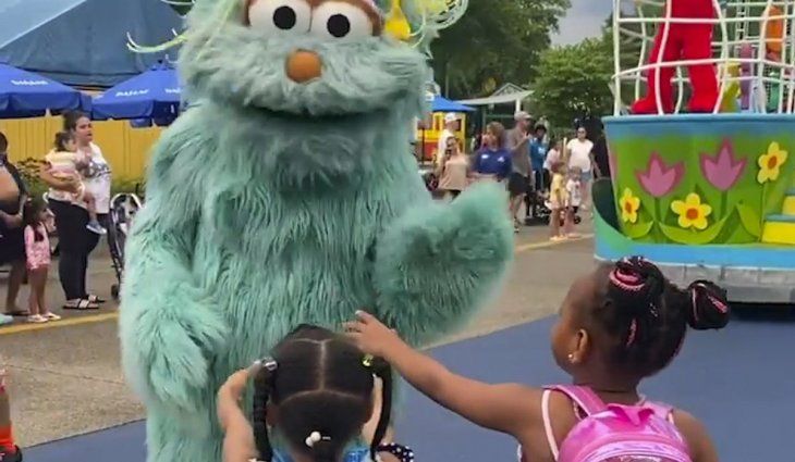Demandan a un parque temático de Plaza Sésamo por discriminación&nbsp;racial