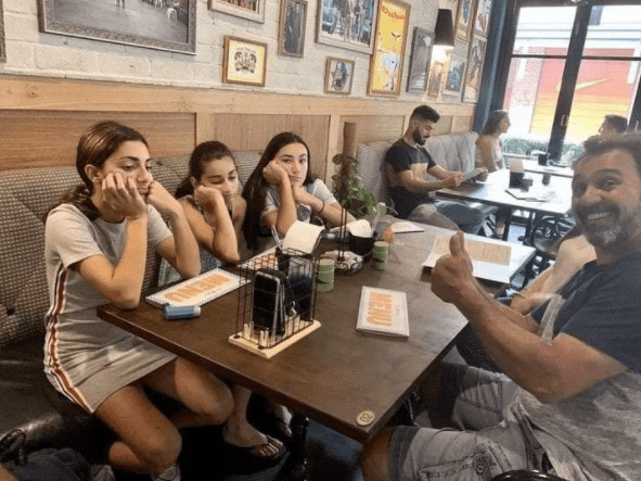 Restaurante da 10% de descuento a quien no use el celular en la&nbsp;mesa