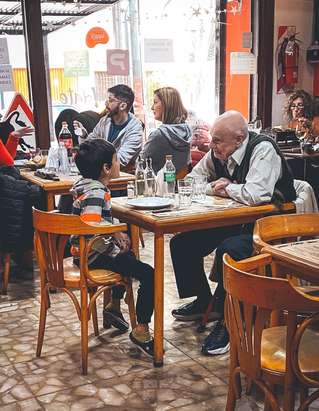 Un abuelo, su nieto y la historia detrás de la foto inocente que conmovió las redes&nbsp;sociales
