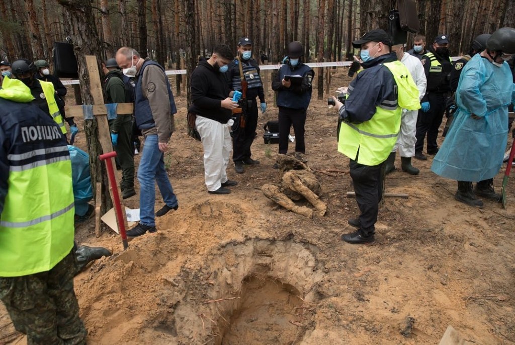 Hallan en ciudad de Ucrania una fosa común con más de 440 cadáveres tras retirada&nbsp;rusa