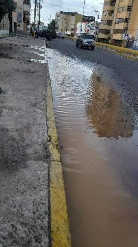 Reportan bote de agua en la avenida Bolívar de Puerto La&nbsp;Cruz