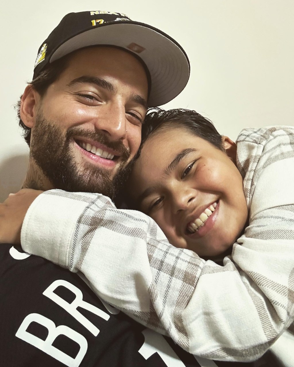 Maluma cumple sueño de fan con cáncer al entregarle una&nbsp;casa