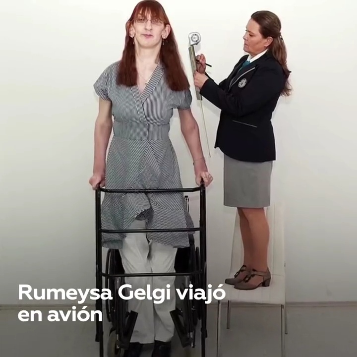 (Video) Así viajó por primera vez en avión la mujer más alta del&nbsp;mundo