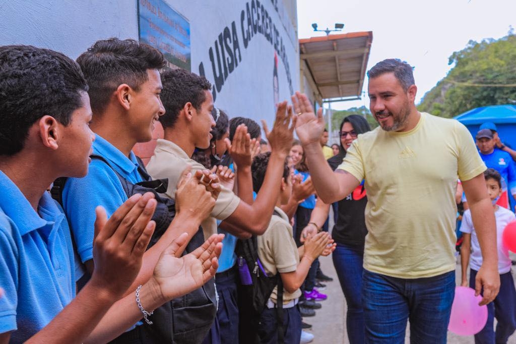 Gobernación entrega materiales para rehabilitación de centro educativo en&nbsp;Guanta