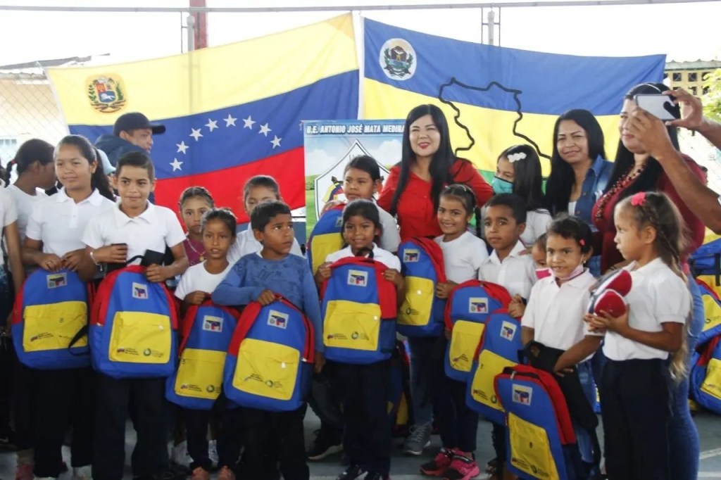 Alcaldesa de Barcelona entregó útiles escolares a niños de&nbsp;Caigua