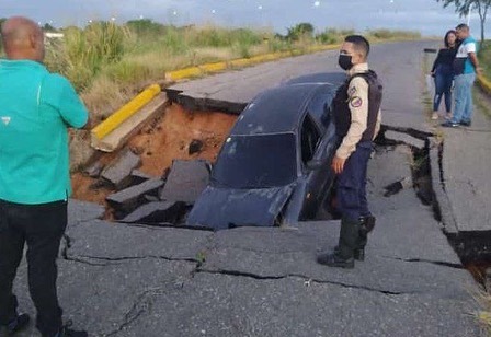 Vehículo cayó en tramo hundido en Distribuidor Miranda de&nbsp;Anaco