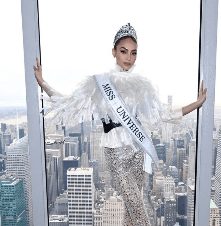 Miss Universo, R’Bonney Gabriel, cederá una de sus coronas y será remplazada por otra&nbsp;concursante