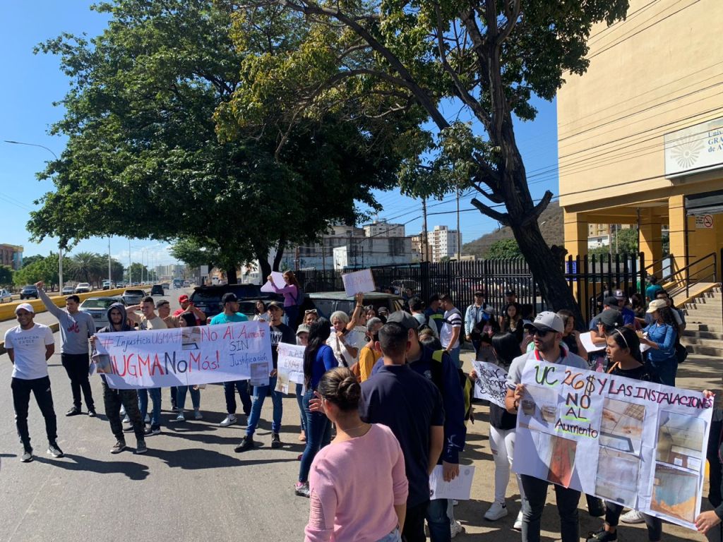 Estudiantes de la UGMA en Barcelona rechazan aumento de&nbsp;aranceles