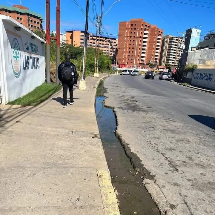 Solicitan limpieza de terreno y reparación de bote de agua en la prolongación Arismendi de&nbsp;Lechería