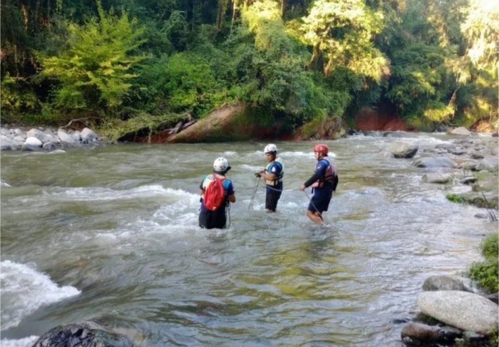 Mujer murió ahogada cuando cayó al río al intentar tomarse una&nbsp;selfie