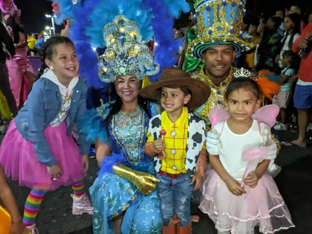 Alegría y color llenan las calles de Guanta en el desfile de carnaval&nbsp;2023