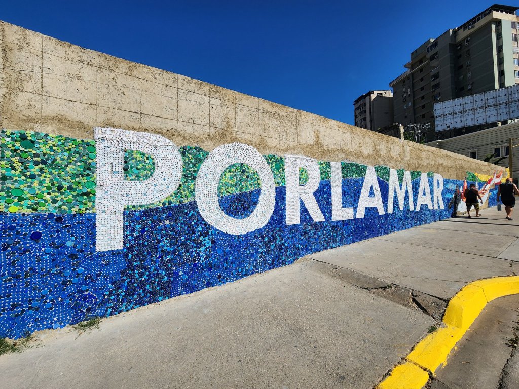 Piden ayuda para terminar mural con tapas en&nbsp;Margarita