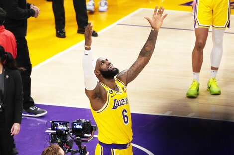 LeBron James hace historia al superar a Abdul-Jabbar como máximo anotador de todos los tiempos de la&nbsp;NBA