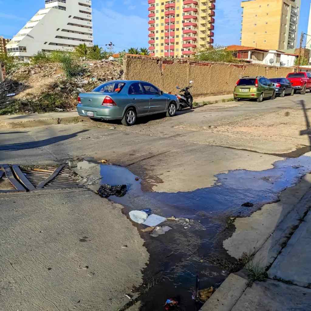 Vecinos de Sector Santa Rosa en Lechería cansados de las aguas negras y abandono de la&nbsp;cancha