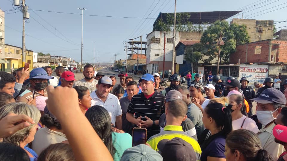 Vecinos de Campo Claro II protestan en la via Alterna por agua: Hidrocaribe ya en el&nbsp;lugar