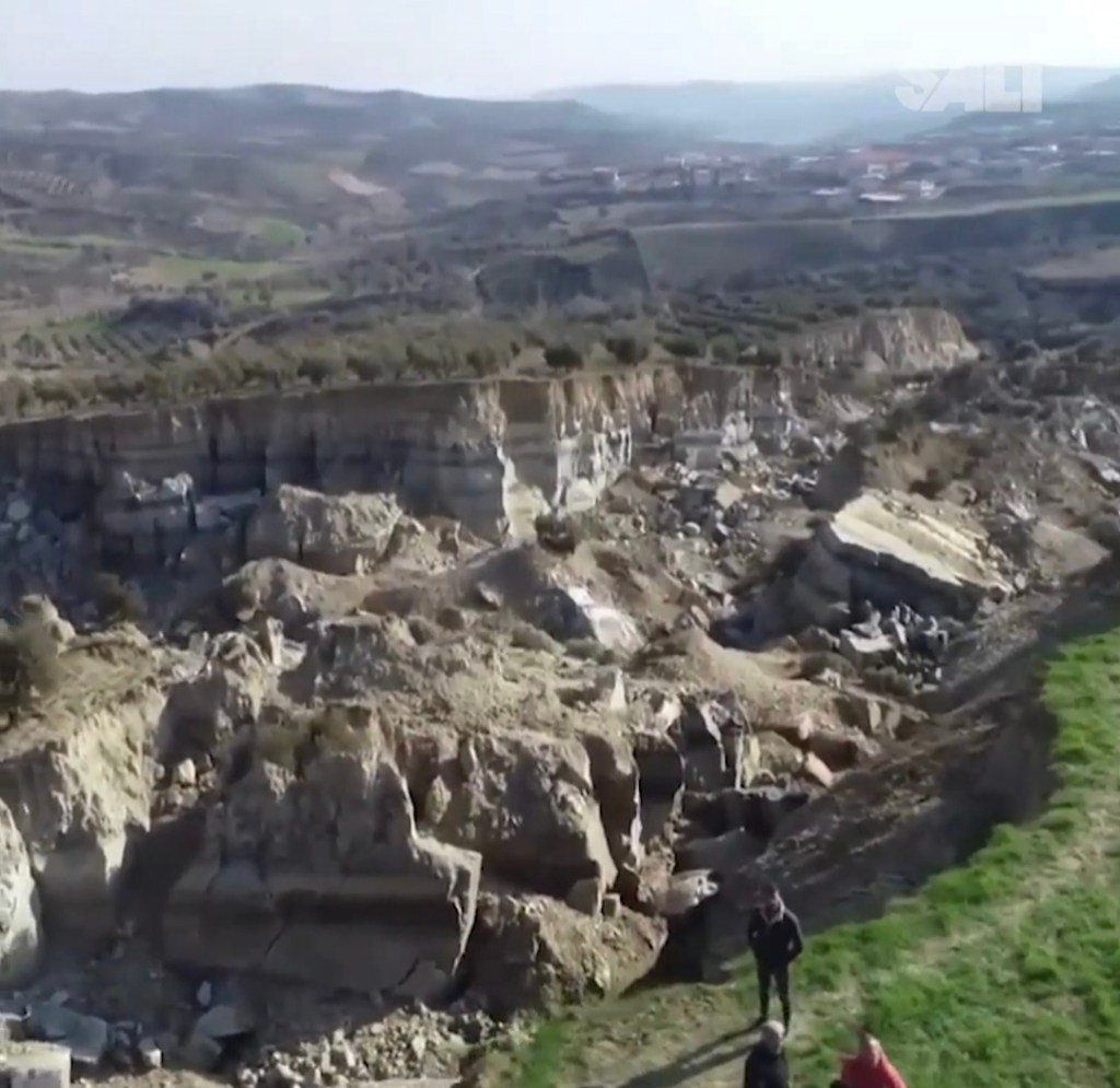 VIDEO / Así se ve una enorme fractura en la tierra causada por el terremoto en&nbsp;Turquía