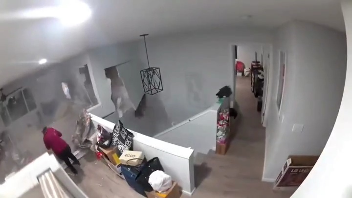 Mujer se salvó por centímetros de ser arrollada por una&nbsp;roca