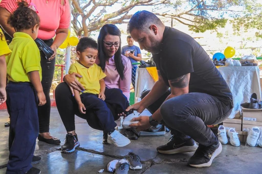 Niñas y niños de Guanta recibieron zapatos&nbsp;escolares